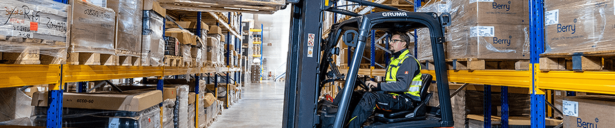 Header Lagerlogistik Mensch auf Gabelstapler