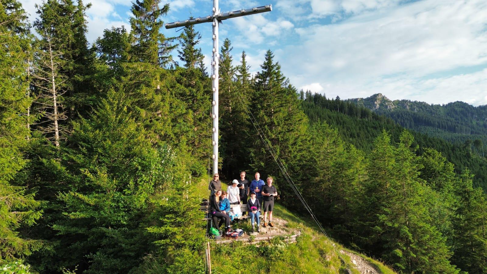 579ac25d-867b-42d4-a200-a166cd83fb53 Team vor Bergkulisse