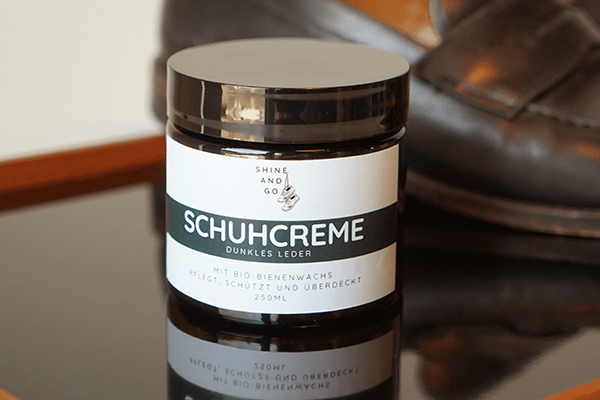 Pharmacos Tiegel_Schuhcreme Team vor Bergkulisse