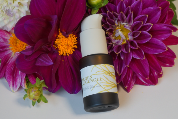 Pharmacos Flasche_Augengel Team vor Bergkulisse