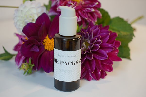 Pharmacos Flasche_Seife Team vor Bergkulisse