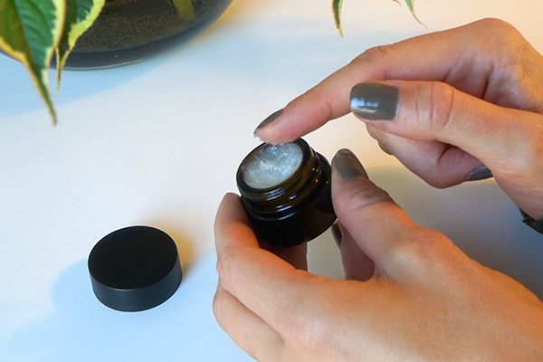 Pharmacos Tiegel_Lippenbalsam Team vor Bergkulisse