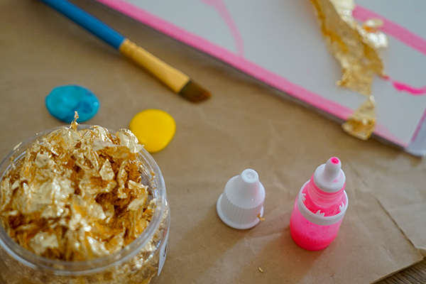 Simple Drop_Malerbedarf für web Team vor Bergkulisse