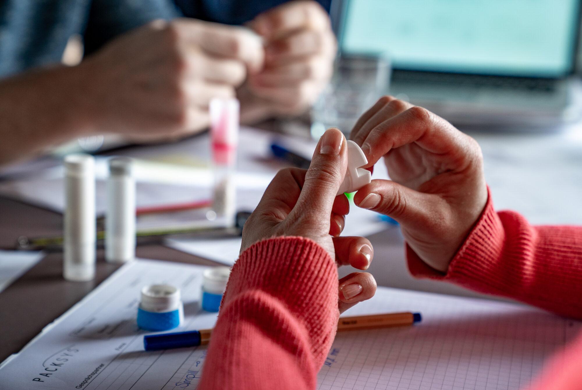 PACKSYS Notebook auf Tisch