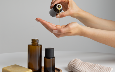 Pharmacos Lotus: Ausgießen im eleganten Kosmetikdesign
