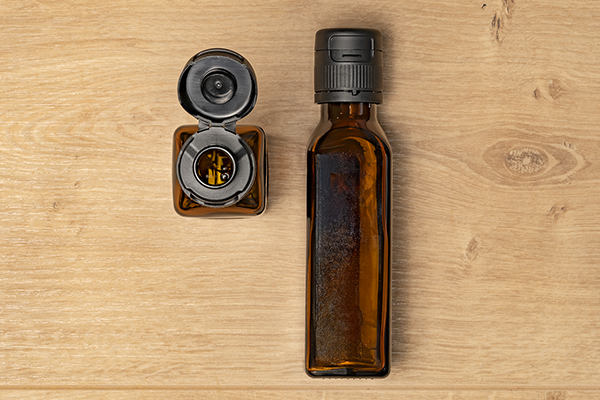 Unsere Maraska-Flasche überzeugt durch ihr markantes Vierkant-Design und ihre hohe Funktionalität.